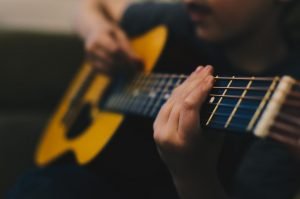 Leia mais sobre o artigo Curso Gratuito de Violão e Guitarra – Udemy